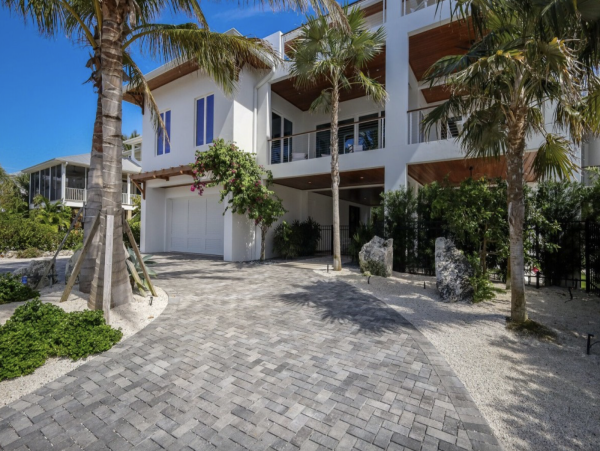 Beachside Four Bedrooms Vacation Home in Anna Maria